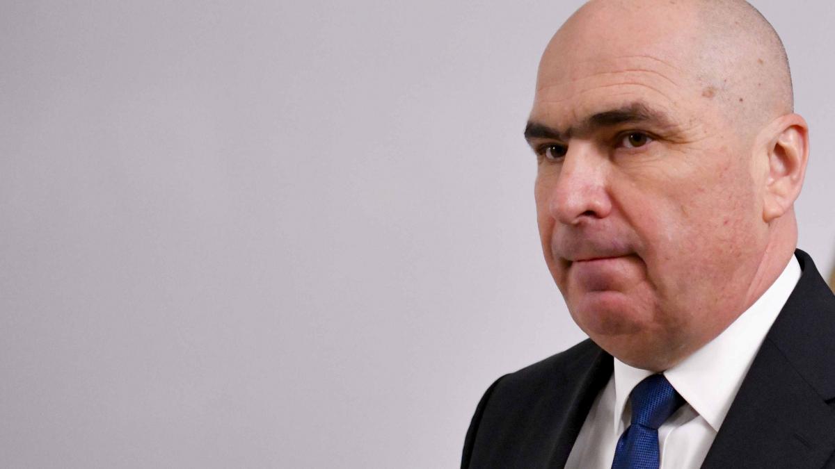 Ilie Bolojan și absența sa de la citirea moțiunii: O analiză a alegerilor politice și implicațiilor acestora