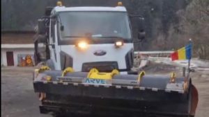 Iarna își face simțită prezența în România: Implicațiile ninsorii și reacțiile autorităților