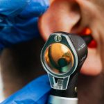 Avertismentul medicului: Senzația de ureche înfundată poate ascunde riscuri grave, inclusiv tumori