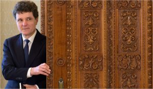 Analist, despre „bileţelul albastru” prin care Nicuşor Dan a fost anunţat de moţiunea de cenzură la consultări