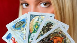 Horoscopul de Tarot pentru Mai 2026: Echilibrul între Siguranța Financiară și Relațiile Interumane