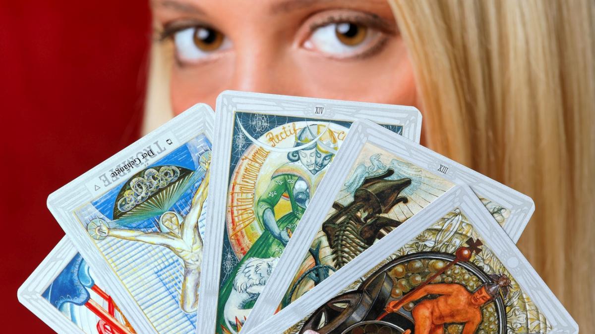 Horoscopul de Tarot pentru Mai 2026: Echilibrul între Siguranța Financiară și Relațiile Interumane