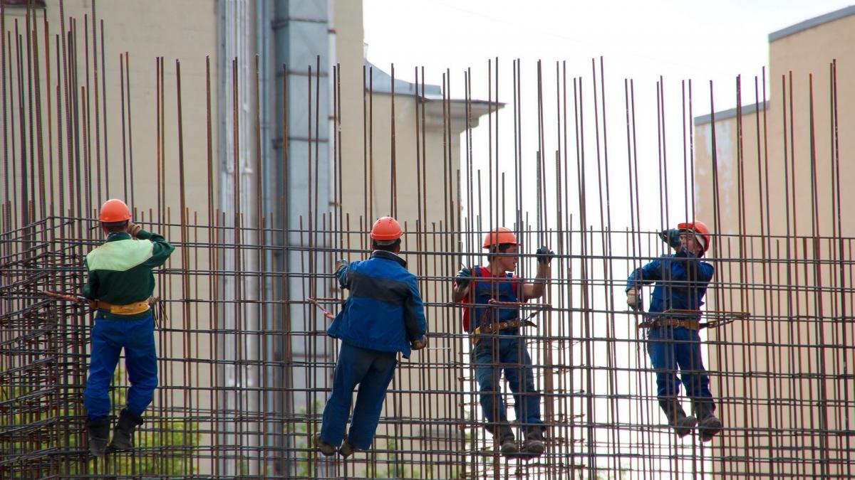 Explozie în Sectorul Construcțiilor: O Analiză Detaliată a Creșterii Autorizațiilor de Construire în Martie