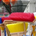 Superstiții românești: De ce să nu faci curățenie în casă după apusul soarelui?