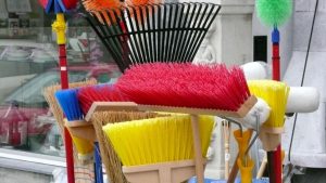 Superstiții românești: De ce să nu faci curățenie în casă după apusul soarelui?