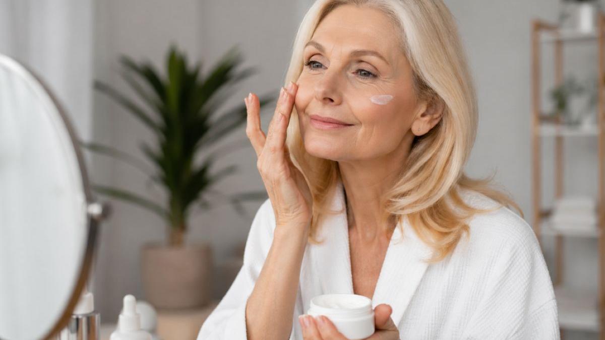 Impactul Menopauzei Asupra Pielii: Ghid Complet pentru Îngrijirea Post-50 de Ani