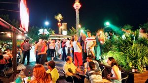 Petreceri pe litoral: Impactul turismului de masă în Mamaia și Vama Veche