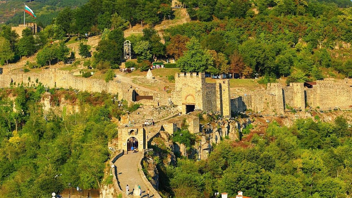 Originea și Semnificația Cuvântului „Târnosire” în Limba Română: O Analiză Detaliată