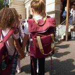 Alocații reduse și bursă de prezență: O analiză detaliată a noilor politici educaționale din România