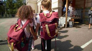 Alocații reduse și bursă de prezență: O analiză detaliată a noilor politici educaționale din România