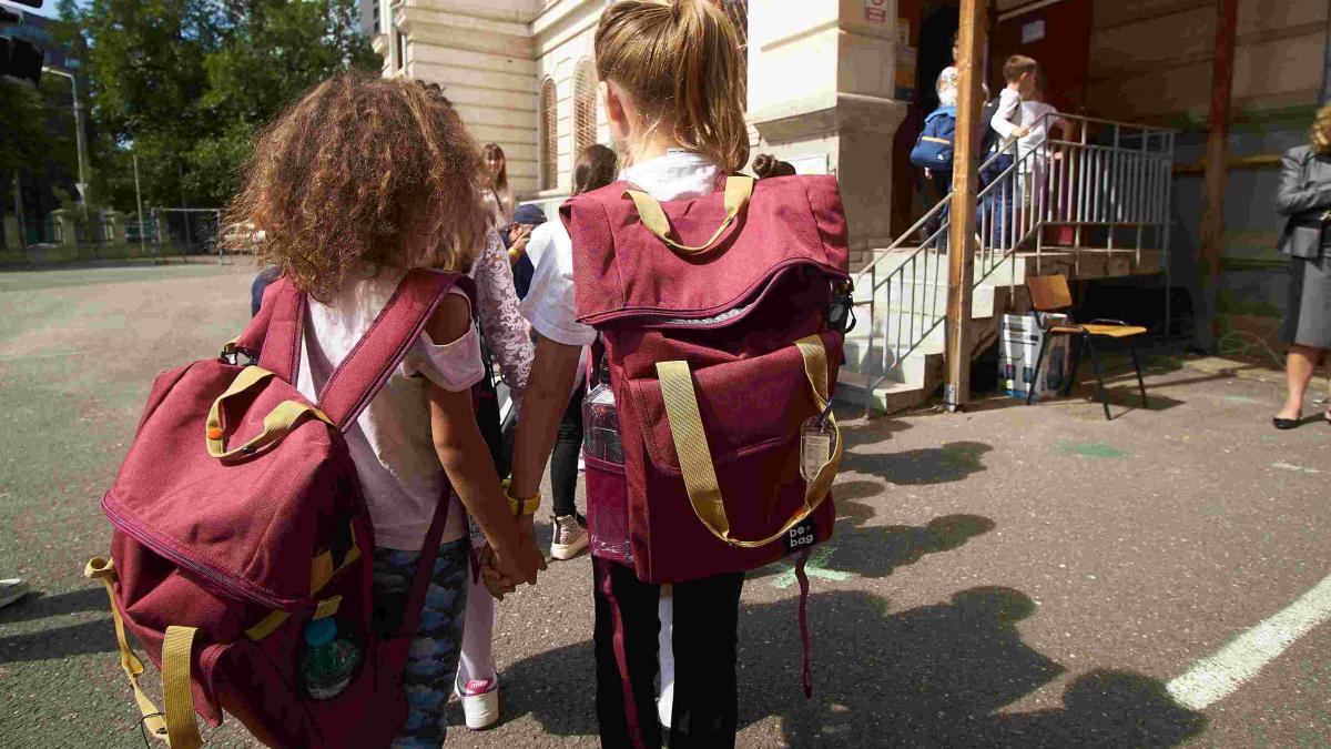 Alocații reduse și bursă de prezență: O analiză detaliată a noilor politici educaționale din România