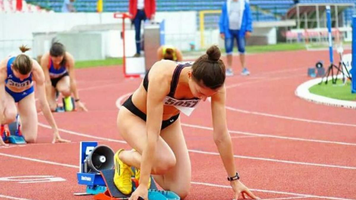 Revoluția Pantofilor de Atletism: Impactul Tehnologic asupra Competitivității Sportive