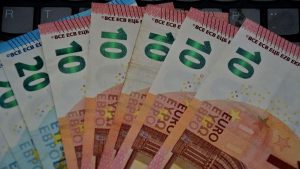 Leul pe calea prăbușirii: implicațiile maximului istoric al euro în economia românească
