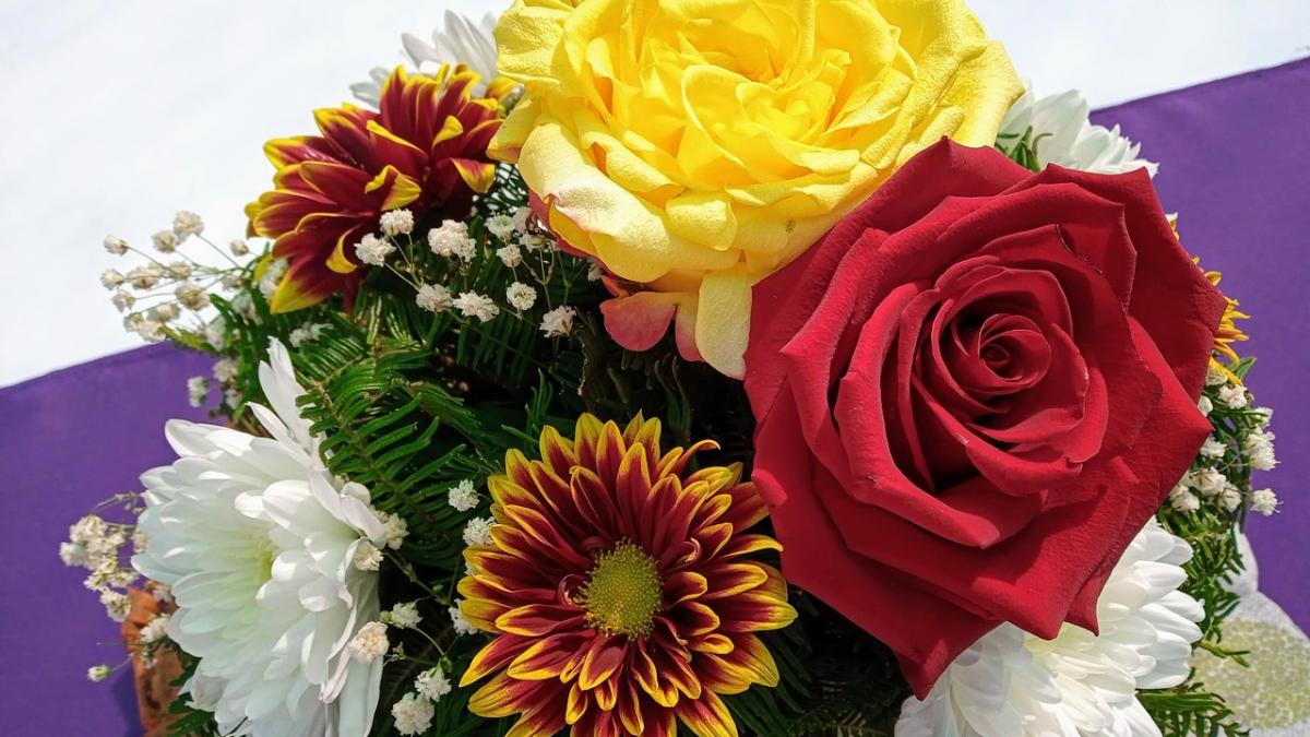 Cumpărarea controversată de aranjamente florale: Ce se ascunde în spatele cheltuielilor exorbitante ale Cancelariei lui Ilie Bolojan?