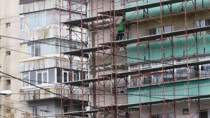 Provocările Legale și Sociale ale Consolidării Blocurilor cu Risc Seismic în România