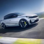 Corsa: Mică, dar Furiosă – O Analiză Detaliată a Inovațiilor și Impactului în Industria Auto
