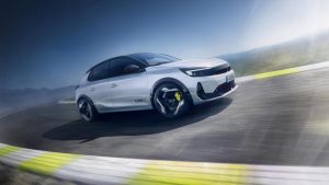 Corsa: Mică, dar Furiosă – O Analiză Detaliată a Inovațiilor și Impactului în Industria Auto