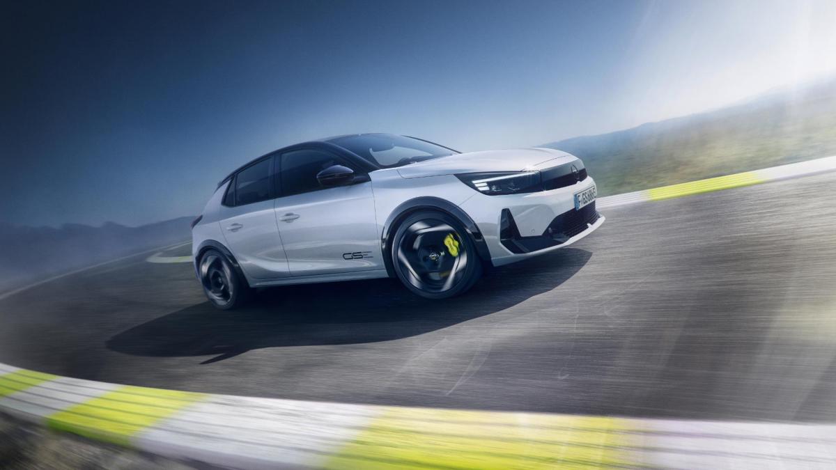 Corsa: Mică, dar Furiosă – O Analiză Detaliată a Inovațiilor și Impactului în Industria Auto