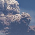 Tragedie pe Muntele Dukono: O erupție devastatoare și impactul acesteia asupra turismului și comunității locale