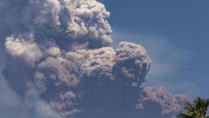 Tragedie pe Muntele Dukono: O erupție devastatoare și impactul acesteia asupra turismului și comunității locale