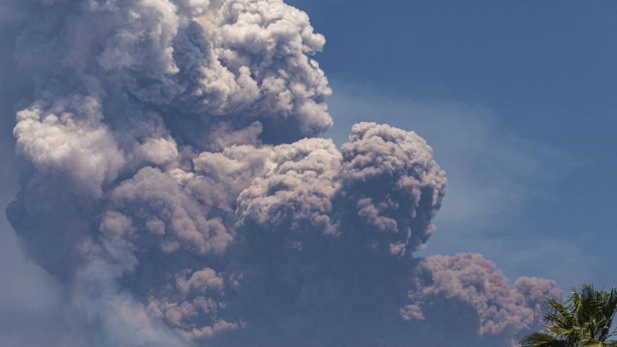 Tragedie pe Muntele Dukono: O erupție devastatoare și impactul acesteia asupra turismului și comunității locale