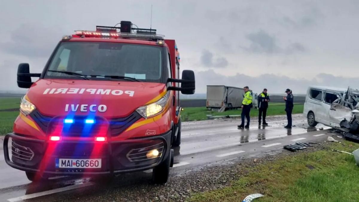 Accident grav pe E85: Impactul dintre un TIR și un microbuz lasă patru persoane rănite