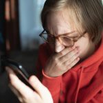 Tehnologia și Escrocheriile: Cum Îți Fură Escrocii Vocea dintr-un Simplu „Bună Ziua”