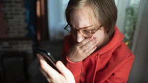 Tehnologia și Escrocheriile: Cum Îți Fură Escrocii Vocea dintr-un Simplu „Bună Ziua”