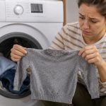 Cum să Salvezi un Pulover Care a Intrat la Apă: Trucuri și Implicații pentru Întreținerea Hainei