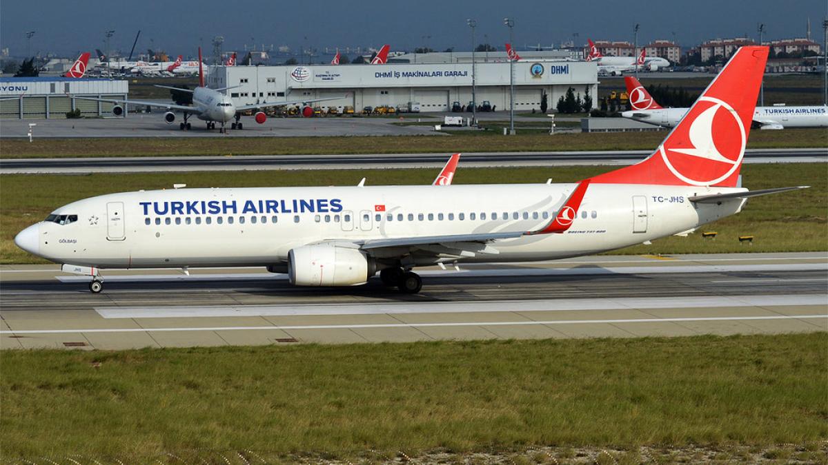 Incident grav pe aeroportul din Nepal: Avionul Turkish Airlines ia foc la aterizare