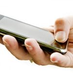 De ce să nu pui telefonul în orez după ce a căzut în apă: Mituri și soluții eficiente