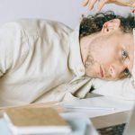 Franz Kafka și Anxietatea Profesională: O Analiză a Presiunii Muncii și Epuizării Psihice