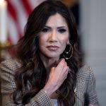 Kristi Noem și scandalul de 38 de miliarde de dolari: O analiză detaliată a implicațiilor și contextului