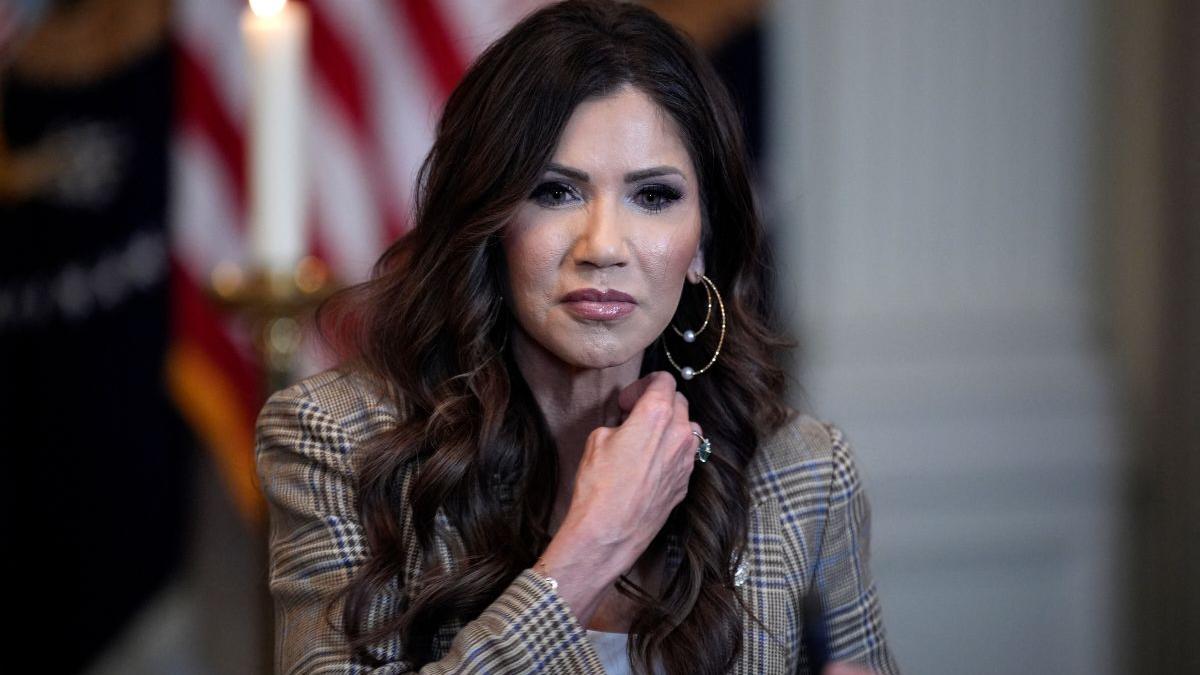 Kristi Noem și scandalul de 38 de miliarde de dolari: O analiză detaliată a implicațiilor și contextului