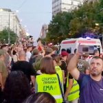 Violentele Proteste din Belgrad: O Mașină Intră în Mulțime și Rănile Societății Sârbe
