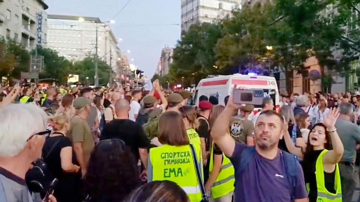 Violentele Proteste din Belgrad: O Mașină Intră în Mulțime și Rănile Societății Sârbe