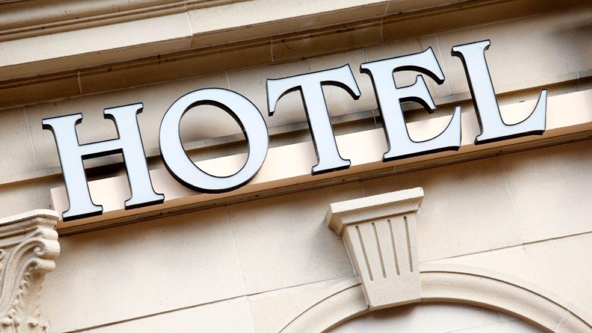 Prosoapele din hoteluri ar trebui sterilizate: O analiză a inițiativei ministeriale și implicațiile asupra industriei turismului din România