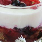 Desertul de vară perfect: Rețeta de rubarbă cu biscuiți crocanți și cremă de vanilie
