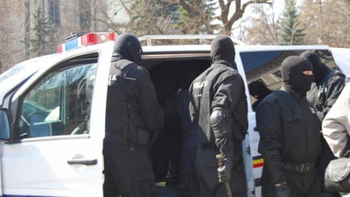 Percheziții și investigații în urma atacului asupra ‘Măcelarului lui Bebino’: O analiză detaliată a contextului și implicațiilor