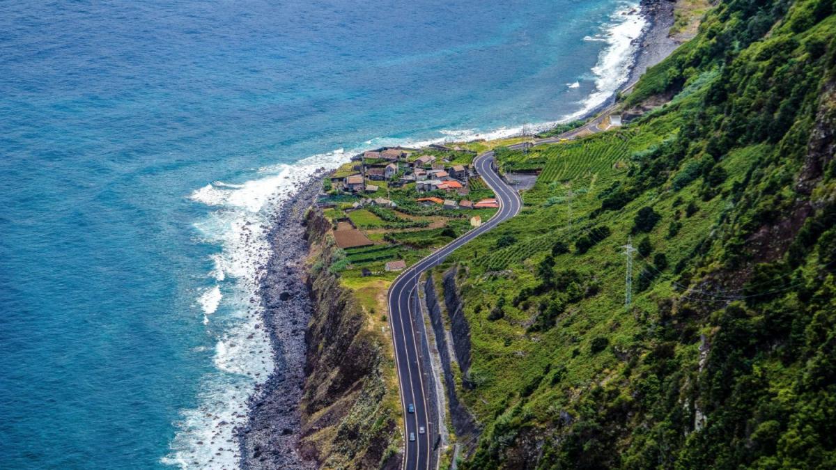 Descoperă Madeira: 5 Motive pentru care este Destinația Ideală pentru Cei Sătui de Plajele Clasice