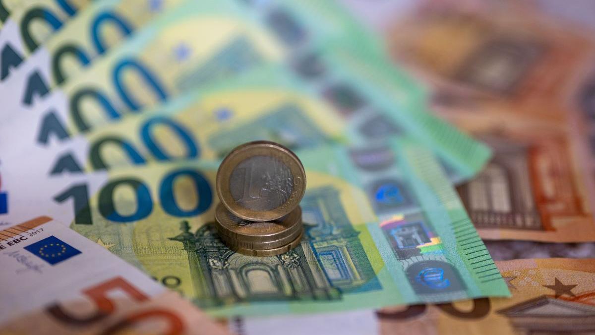 Leul se depreciază din nou în raport cu principalele valute: cauze, implicații și perspective economice