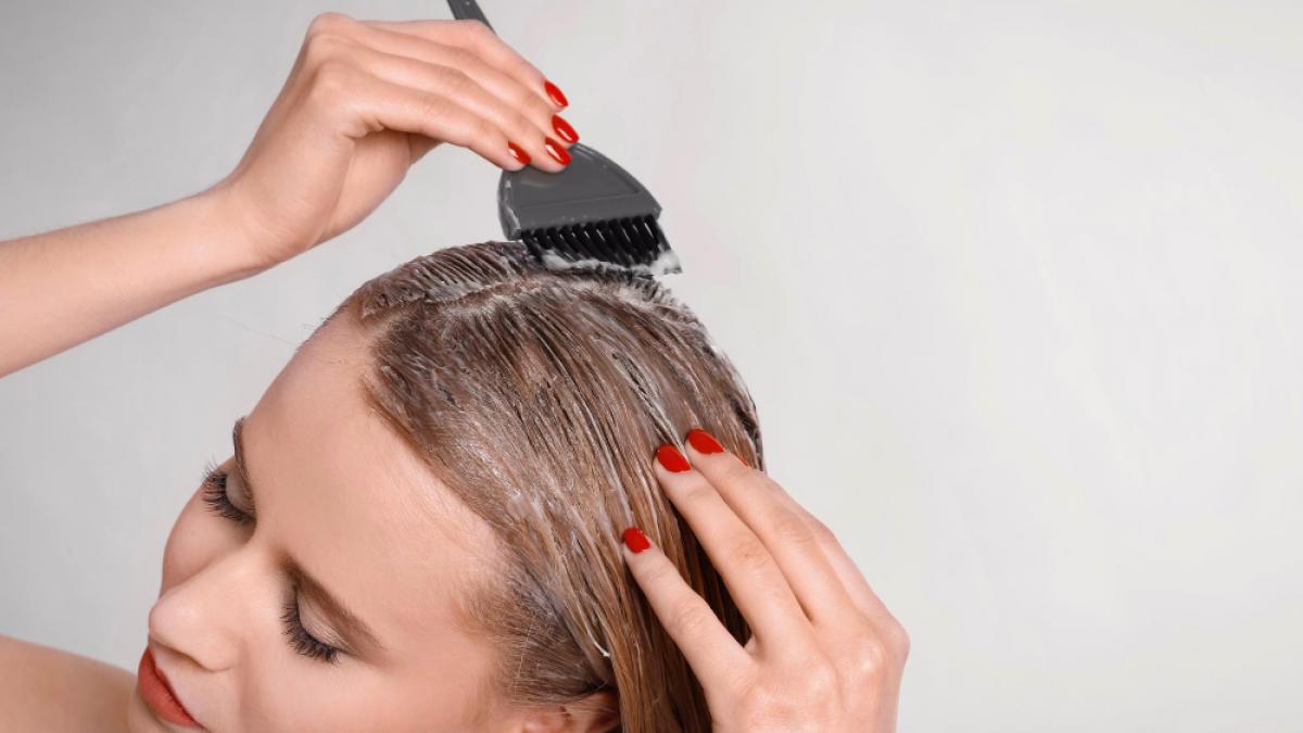 Cât de des poți vopsi părul fără a-i afecta sănătatea? Avertismentele dermatologilor
