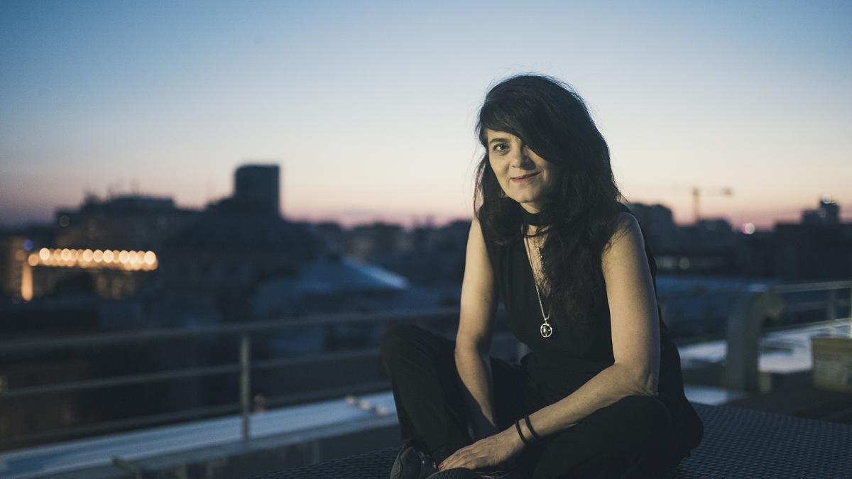 Svetlana Cârstean și Implicațiile Distincțiilor Literare: O Privire Asupra Volumului „Arteziana”