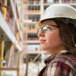 Standarde de Siguranță Industrială: Ghidul Esențial pentru Protecția Capului și a Vederii în 2026