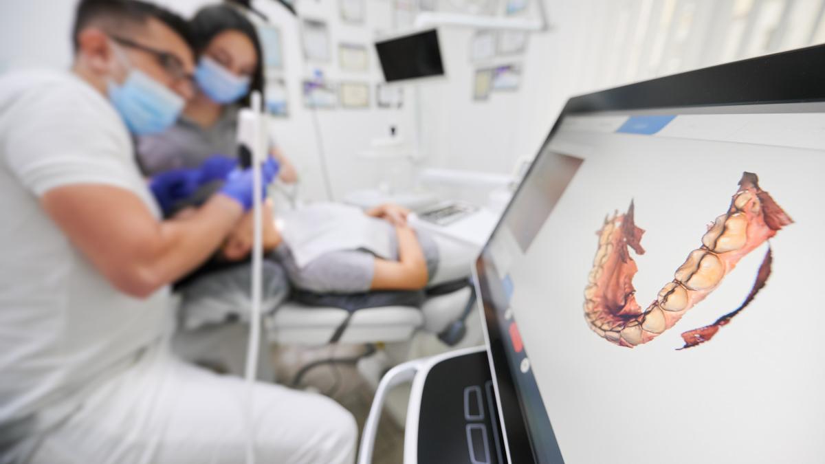 Evoluția stomatologiei în București: De la tratamente clasice la experiențe digitale personalizate