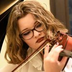 Maria Dura: O poveste inspirațională despre pasiune, muncă și succes în muzică