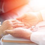 Uniunea Europeană pregătește drepturi pentru îngrijitorii de familie: Reforme esențiale pentru o societate mai echitabilă