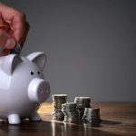 Paradoxul financiar al românilor: De la o viață pe zi la visuri de economii