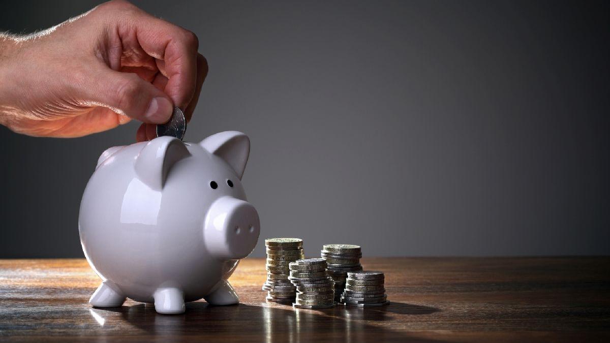 Paradoxul financiar al românilor: De la o viață pe zi la visuri de economii