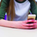 Interzicerea telefoanelor mobile în școli: O măsură controversată și implicațiile sale pentru educația din România